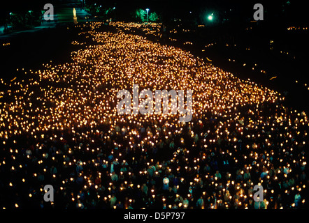 Lourdes Francia Basilica di notte processione e veglia HOMER SYKES Foto Stock