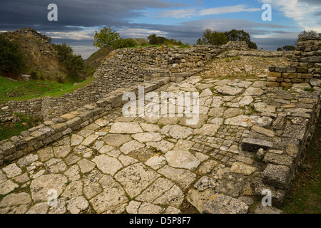 Antico casale in pietra e rampa sud ovest gateway nella città greca di Troia II al sito archeologico vicino Hisarlik Turchia Foto Stock