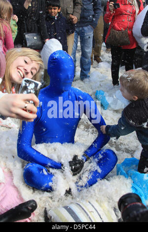 Londra, Regno Unito. 6 Aprile, 2013. Centinaia di persone convergono su Trafalgar Square per celebrare "Mondo Pilllow lotta giorno". Questo evento annuale ha "solo 2 regole: non colpire chiunque con una macchina fotografica e non colpire chiunque senza un cuscino...' è parte del parco giochi urbano movimento che 'organizzare libero, divertimento, di tutte le età e non commerciale eventi pubblici' e mira a promuovere una comunità globale di partecipanti, non i consumatori. Foto Stock