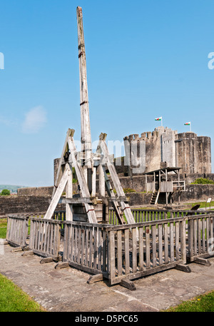 Il Galles, Castello di Caerphilly, iniziò la costruzione del 1268, trebuchet presentano Foto Stock