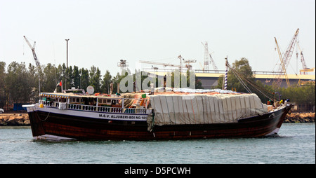 A pieno carico il trasporto merci a bordo di un Giunco sul torrente Sharjah Emirati Arabi Uniti Foto Stock