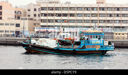 A pieno carico il trasporto merci a bordo di un Giunco sul Torrente di Dubai Emirati Arabi Uniti Foto Stock