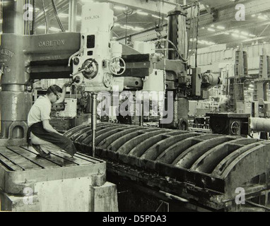 Questo dispositivo di carico è stato utilizzato nel processo di produzione di strutture a nido d'ape presso la Consolidated/Convair Aircraft Factory di Fort Worth. Questi dispositivi erano essenziali per garantire precisione e coerenza durante l'assemblaggio di componenti aerospaziali leggeri. Foto Stock