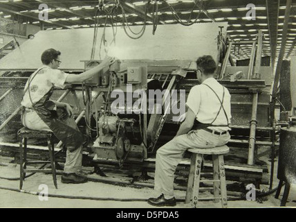 Questo dispositivo di carico è stato utilizzato presso la Consolidated/Convair Aircraft Factory di Fort Worth per creare strutture a nido d'ape per aeromobili. Queste strutture erano vitali per rafforzare le cellule aeree e ridurre il peso durante la produzione. Foto Stock
