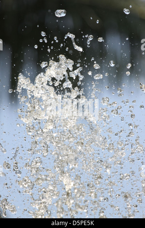 Le goccioline di acqua con bolle e l'acqua Spingere fino in una linea retta. Foto Stock