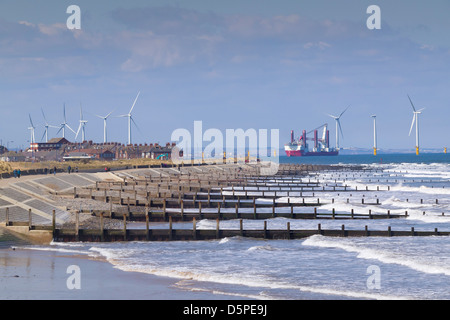 Sei turbine eoliche in Redcar Farm dominano lo skyline al di sopra della città mentre prosegue la costruzione offshore Foto Stock