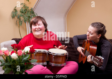 Due donne fanno una terapia di musica e divertimento Foto Stock