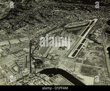 Questa immagine mostra lo stabilimento Convair/General Dynamics, un importante stabilimento per la produzione di aeromobili militari e commerciali. L'impianto è stato un attore centrale nell'industria aerospaziale, contribuendo ai progressi nel settore dell'aviazione e della tecnologia. Foto Stock