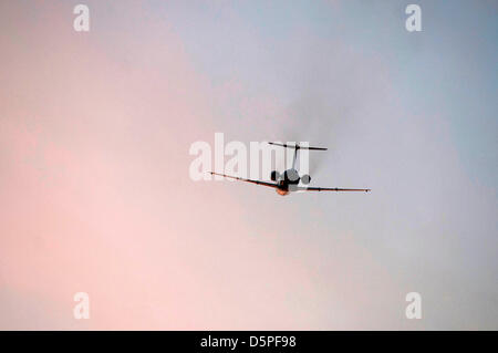 Bristol, Regno Unito. Il 7 aprile 2013. Piano di KLM decollo dall'aeroporto di Bristol questa mattina. Foto Stock