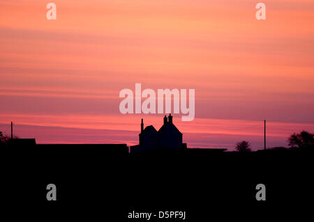 Bristol, Regno Unito. Il 7 aprile 2013. Incredibile alba rosa sky vicino l'aeroporto di Bristol questa mattina. Foto Stock