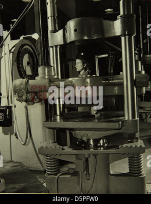 Questa immagine mostra il personale che lavora presso lo stabilimento Convair/General Dynamics, un importante sito nello sviluppo di aeromobili militari e commerciali. L'impianto ha contribuito in modo significativo all'industria aerospaziale durante il XX secolo. Foto Stock