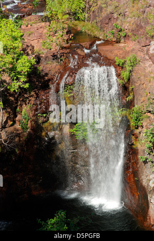 Una piccola cascata e piscina con acqua chiara, il Parco Nazionale Kakadu, Territorio del Nord, l'Australia Foto Stock