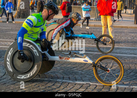 Parigi, Francia. Athlètes portatori di handicap in carrozzina che prendono parte alla maratona di Parigi su Avenue de Champs-Elysees, Credito: Directphoto.org Foto Stock