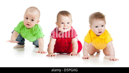 Funny baby va giù a carponi Foto Stock