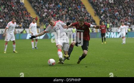 Francoforte sul Meno, Germania. 6 Aprile, 2013. Francoforte sul Meno di Sebastian Jung (R) e Monaco di Baviera Bastian SCHWEINSTEIGER (L) provare a raggiungere la palla dopo la Bundesliga partita di calcio tra Eintracht Francoforte e Bayern Monaco di Baviera a Commerzbank Arena di Francoforte sul Meno, Germania, 06 aprile 2013. Monaco ha vinto il gioco 1-0 e in tal modo assicurato il loro ventitreesimo calcio tedesco campionato titolo. Foto: FREDRIK VON ERICHSEN/dpa/Alamy Live News Foto Stock