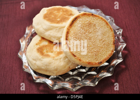 Muffin inglesi su uno sfondo marrone rossiccio Foto Stock