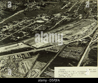 Lo stabilimento Convair/General Dynamics di San Diego produsse numerosi e importanti velivoli. Questa immagine mette in evidenza il personale della fabbrica e il suo ruolo nell’innovazione aerospaziale. Foto Stock