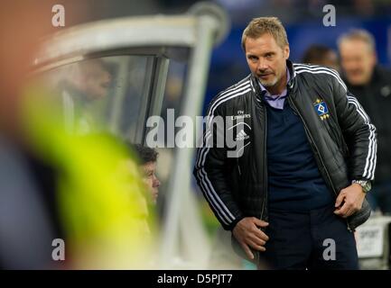 Amburgo, Germania. 6 Aprile, 2013. Amburgo allenatore Thorsten Fink sorge sul collaterale durante la Bundesliga partita di calcio tra Hamburger SV e SC Freiburg in Imtech Arena Soccer Stadium di Amburgo, Germania, 6 aprile 2013. Foto: Sven Hoppe/dpa/Alamy Live News Foto Stock