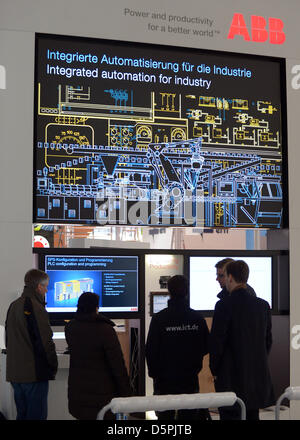 I visitatori guardano in corrispondenza di un pannello di controllo per l'automazione di processo presso lo stand di ABB alla Fiera di Hannover di Hannover, Germania, 07 aprile 2013. Circa 6.500 aziende prendono parte in tutto il mondo più grande fiera del settore Fiera di Hannover (Hannover Messe) dal 08 al 12 aprile 2013. Foto: PETER STEFFEN Foto Stock