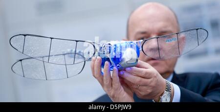 Un telecomandato BionicOpter viene preparato per il volo di libellula presso lo stand di FESTO presso la Fiera di Hannover a Hannover, Germania, 07 aprile 2013. Circa 6.500 aziende prendono parte in tutto il mondo più grande fiera del settore Fiera di Hannover (Hannover Messe) dal 08 al 12 aprile 2013. Foto: PETER STEFFEN Foto Stock