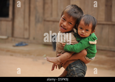 Ritratto di due giovani boy in Laos Foto Stock