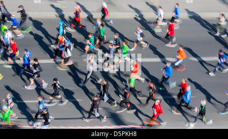 Berlino, Germania. 7 Aprile, 2013. I partecipanti eseguono durante la mezza maratona di Berlino, Germania, 07 aprile 2013. Più di 30.000 persone prendere parte al concorso. Foto: HANNIBAL HANSCHKE/dpa/Alamy Live News Foto Stock