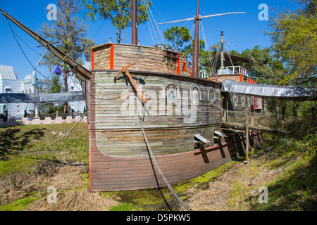 Barca nel fossato ristorante a Salomone Castello costruito da scuptor Howard Solomon come una casa nella Ona, Florida Foto Stock