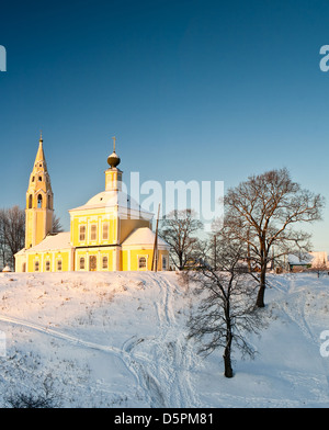 Chiesa ortodossa nella luce dell'Inverno gelido sunrise Foto Stock