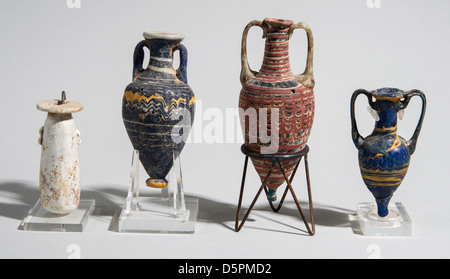 Core-formato vasi di vetro 4-5secolo a.e.v. da sinistra a destra Alabastron, Amphoriskos, Amphoriskos Anfora e Foto Stock