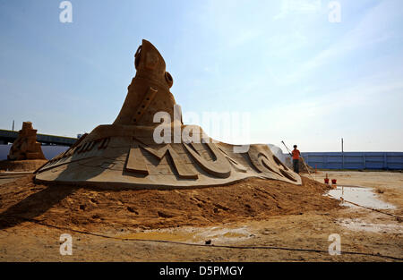 Brighton, Sussex, Regno Unito. Il 7 aprile 2013. Tocchi Fiinal sono messi in alcune delle figure al sand Sculpture Festival 2013 che si terrà a Brighton e questo anno ha un tema musicale . Foto Stock