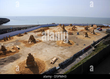 Brighton, Sussex, Regno Unito. Il 7 aprile 2013. Tocchi finali sono messi in alcune delle figure al sand Sculpture Festival 2013 che si terrà a Brighton e questo anno ha un tema musicale Foto Stock