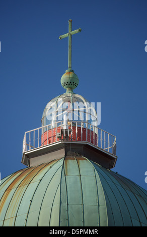 Cupola Centrale di Suomenlinna chiesa raddoppia come un faro che lo rende una delle poche chiese al mondo nel suo genere. Foto Stock