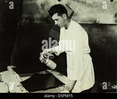La fresatura chimica è stata una tecnica di produzione fondamentale utilizzata presso la Consolidated/Convair Aircraft Factory di San Diego. Questa tecnica aiutò nella produzione di parti di aerei, in particolare durante la seconda guerra mondiale, migliorando sia la precisione che l'efficienza. Foto Stock