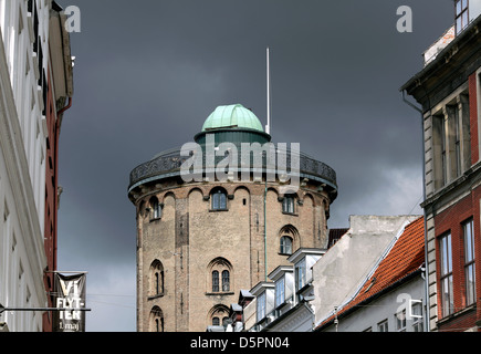 La Rundetaarn (torre rotonda), Kobmagergade, centro città di Copenhagen, Danimarca. Foto Stock