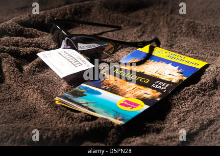 Mallorca holliday brochure su asciugamano Foto Stock