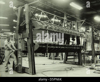Il dispositivo di carico per la realizzazione di strutture a nido d'ape, utilizzato nella fabbrica di aeromobili Consolidated/Convair di Fort Worth, ha svolto un ruolo chiave nella produzione di materiali leggeri e durevoli per la costruzione di aeromobili, in particolare per applicazioni militari e aerospaziali. Foto Stock