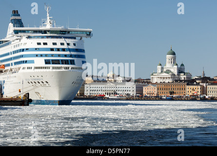 MS Silja Symphony, circondato da ghiaccio, è un cruiseferry operante tra i porti del Mar Baltico di Helsinki, Stoccolma e Tallinn. Foto Stock
