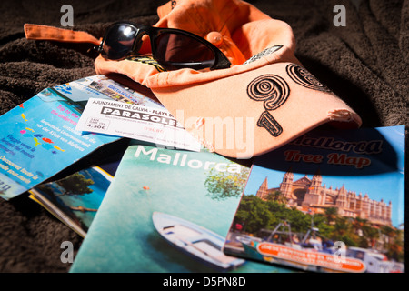 Mallorca holliday brochure su asciugamano Foto Stock