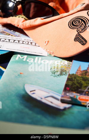 Mallorca holliday brochure su asciugamano Foto Stock