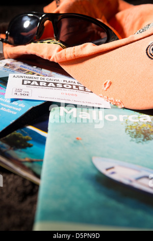 Mallorca holliday brochure su asciugamano Foto Stock