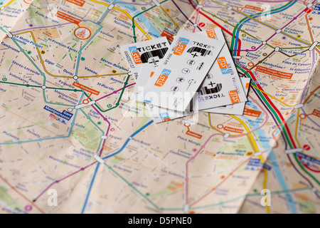 Parigi biglietti della metro sul piano della metropolitana Foto Stock