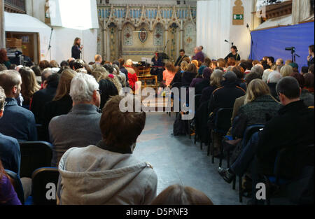 Londra, Regno Unito. 7 Aprile, 2013. L'assemblea domenicale, un mensile " chiesa " di servizio per gli atei, ha avuto luogo a Islington, a nord di Londra di questa mattina. La navata centrale, in quanto la sede è ormai noto, era pieno di capacità come co-fondatore Sanderson Jones ha portato la Congregazione in pensieri, canti, letture - e un sacco di umorismo come egli è un ex stand-up comico. Il raduno ha già generato gruppi analoghi in altre parti del Regno Unito e sta ora diffondendo in tutto il mondo con interesse in luoghi lontani come Stati Uniti e Australia. Credito: Jeffrey Blackler/Alamy Live News Foto Stock