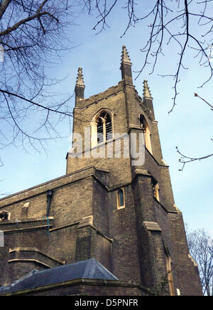 Londra, Regno Unito. 7 Aprile, 2013. L'assemblea domenicale, un mensile " chiesa " di servizio per gli atei, ha avuto luogo a Islington, a nord di Londra di questa mattina. La navata centrale, in quanto la sede è ormai noto, era pieno di capacità come co-fondatore Sanderson Jones ha portato la Congregazione in pensieri, canti, letture - e un sacco di umorismo come egli è un ex stand-up comico. Il raduno ha già generato gruppi analoghi in altre parti del Regno Unito e sta ora diffondendo in tutto il mondo con interesse in luoghi lontani come Stati Uniti e Australia. Credito: Jeffrey Blackler/Alamy Live News Foto Stock