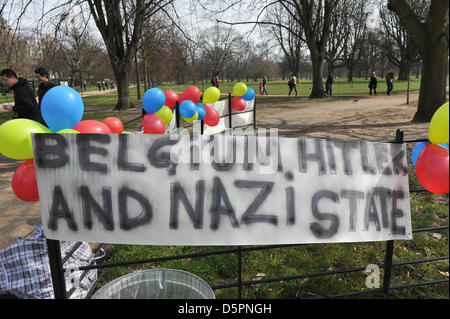 Hyde Park, London, Regno Unito. Il 7 aprile 2013. Segni e palloncini presso il piccolo raduno in Hyde Park da Roma, tzigana e viaggiatori. Giornata della nazione rom a Londra, persone da Roma, tzigana e viaggiatori si riuniscono per evidenziare i problemi che stanno di fronte alla loro comunità. Credito: Matteo Chattle/Alamy Live News Foto Stock