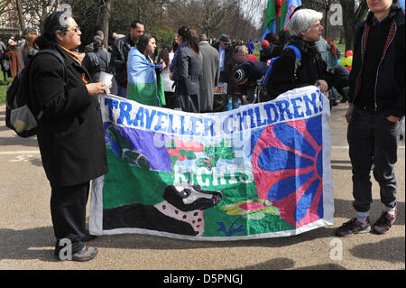 Hyde Park, London, Regno Unito. Il 7 aprile 2013. Viaggiatori alla piccola raccolta in Hyde Park da Roma, tzigana e viaggiatori. Giornata della nazione rom a Londra, persone da Roma, tzigana e viaggiatori si riuniscono per evidenziare i problemi che stanno di fronte alla loro comunità. Credito: Matteo Chattle/Alamy Live News Foto Stock