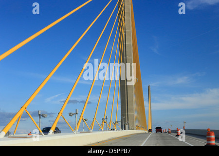 Il Bob Graham Sunshine Skyway Bridge è un ponte che attraversa la baia di Tampa, Florida, con un cavo-alloggiato span principale Foto Stock