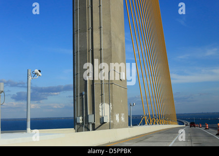 Il Bob Graham Sunshine Skyway Bridge è un ponte che attraversa la baia di Tampa, Florida, con un cavo-alloggiato span principale Foto Stock