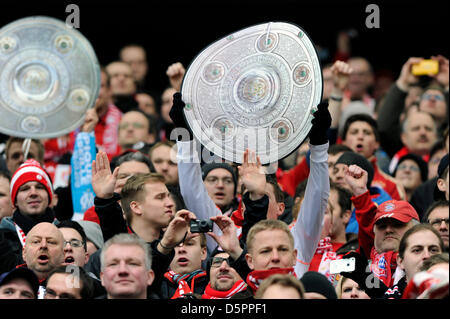 Ventole,Bayernfans feiern die Meisterschaft Attrappen mit der Meisterschale.Jubel,Freude,Begeisterung, Fussball 1. Bundesliga, 28, Spieltag Eintracht Francoforte (F)-FC Bayern Muenchen (M) 0-1.Deutscher Meister,Meisterschaft. Liga1,Spieltag28,Saison 2012/13,am 06.04.2013. C o m m e R Z B UN K A R E N A. Foto Stock