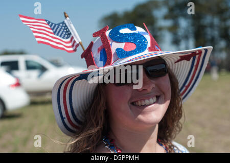 6 aprile 2013 - Raeford, North Carolina, Stati Uniti - LAUREN EIBEL, da Pinehurst, N.C., mostra il suo spirito patriottico della 62a Stoneybrook annuale siepi vicino Raeford, N.C., Aprile 6, 2013. Questo rito annuale di primavera nel Sandhills della Carolina del Nord ha visto generazioni di famiglie provengono anno dopo anno. (Credito Immagine: © Timothy L. Hale/ZUMAPRESS.com) Foto Stock