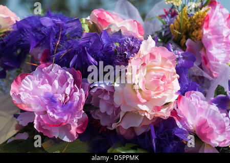 6 aprile 2013 - Raeford, North Carolina, Stati Uniti - Fiore dettaglio da MAUREEN TKACZ del cappello della 62a Stoneybrook annuale siepi vicino Raeford, N.C., Aprile 6, 2013. Questo rito annuale di primavera nel Sandhills della Carolina del Nord ha visto generazioni di famiglie provengono anno dopo anno. (Credito Immagine: © Timothy L. Hale/ZUMAPRESS.com) Foto Stock